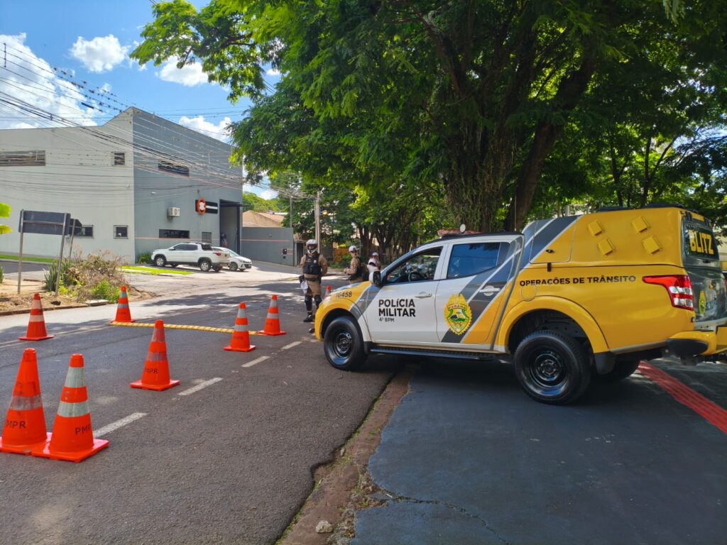 Polícia faz blitz em Maringá e recolhe veículos com débitos