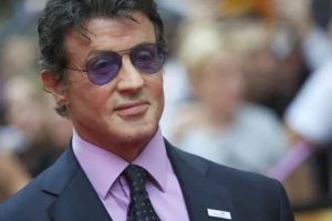 Sylvester Stallone termina livro sobre sua vida escrito inteiro à mão