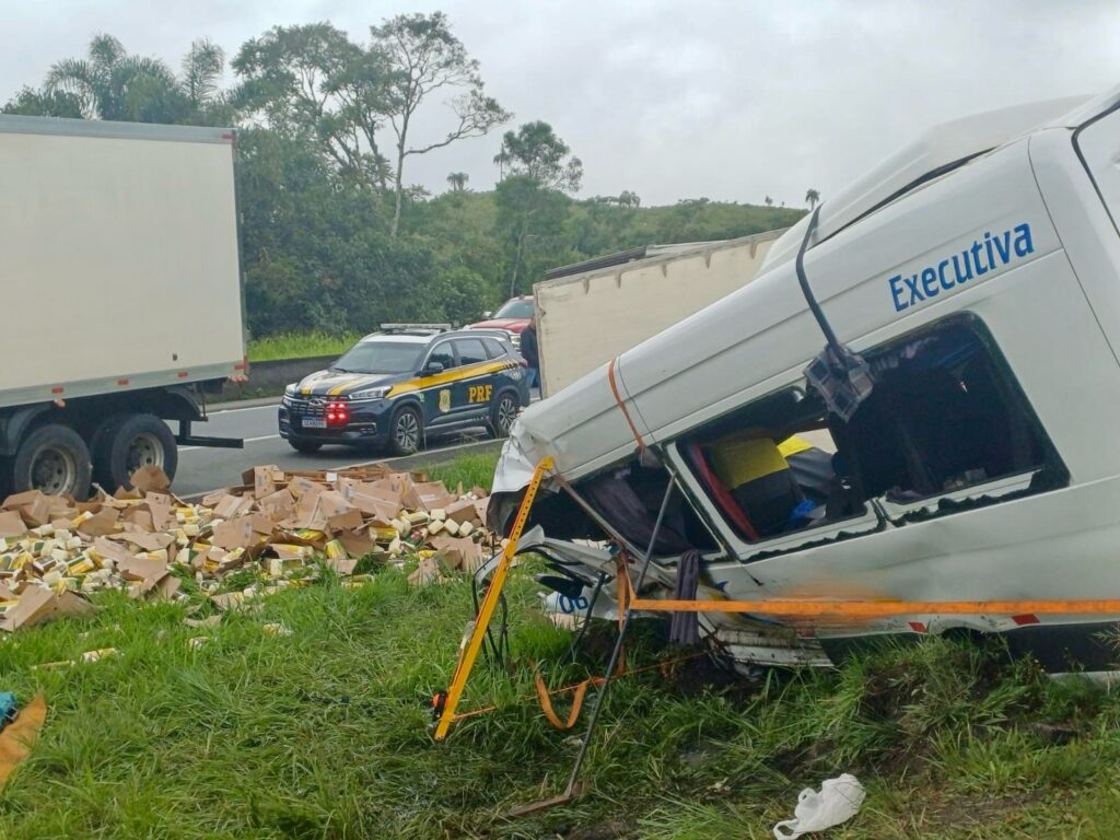 Tentativa de assalto a caminhão provoca acidente fatal no Paraná; seis pessoas morreram