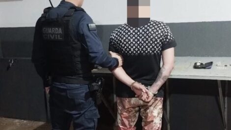 Após bater carro contra árvore, motorista é preso ao ser flagrado portando drogas, em Maringá