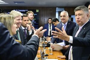 CPMI do INSS acaba em briga após quebra de sigilo de Lulinha; assista