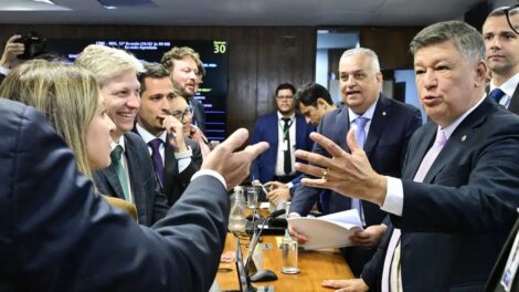 CPMI do INSS acaba em briga após quebra de sigilo de Lulinha; assista