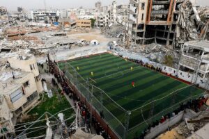 Futebol volta a campo de Gaza, em meio a perdas e ruínas da guerra