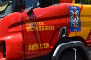 Incêndio em residência mobiliza Corpo de Bombeiros na Vila Morangueira, em Maringá