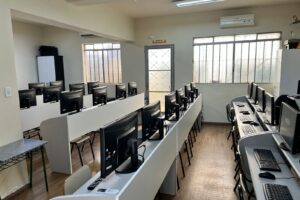 Laboratório de informática conecta de crianças a idosos na Creche Menino Jesus