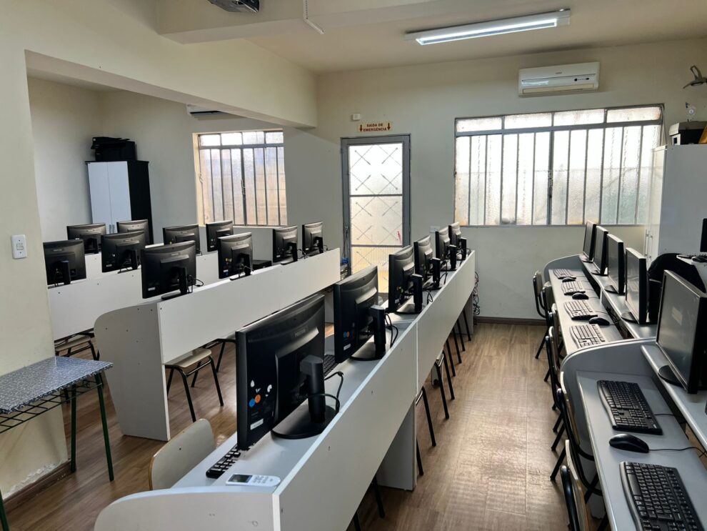 Laboratório de informática conecta de crianças a idosos na Creche Menino Jesus