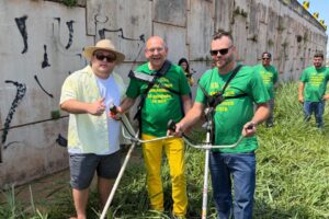 Luciano Hang ajuda em roçada em marginal de viaduto antes de inauguração de nova loja Havan em Maringá