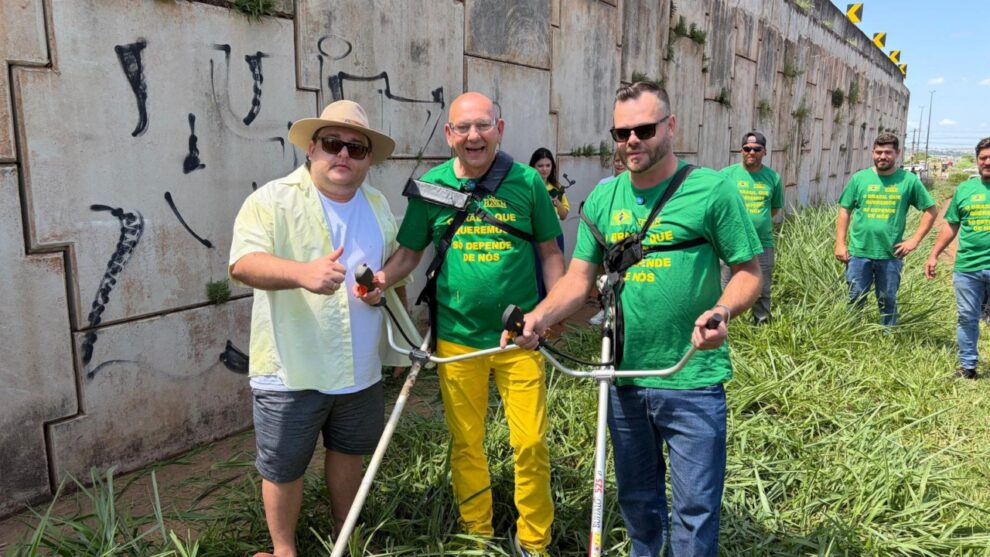 Luciano Hang ajuda em roçada em marginal de viaduto antes de inauguração de nova loja Havan em Maringá