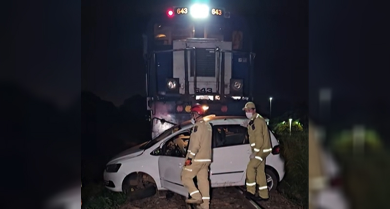 Mulher fica presa nas ferragens após trem colidir contra veículo, em Sarandi