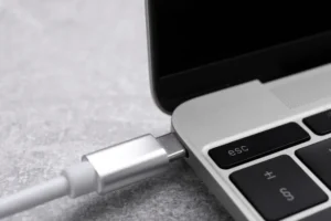 Notebook sempre ligado à tomada? Veja os riscos e como evitá-los