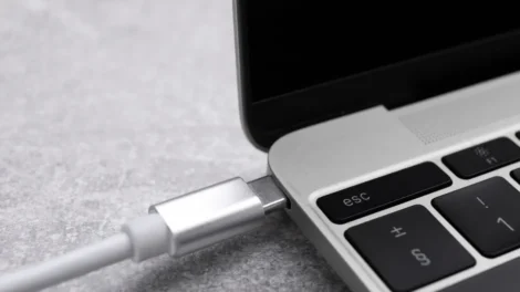 Notebook sempre ligado à tomada? Veja os riscos e como evitá-los