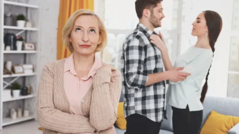 Saiba como reconhecer uma sogra tóxica e evitar o fim de uma relação