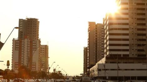 Tempo firme e calor moderado marcam a terça-feira em Maringá