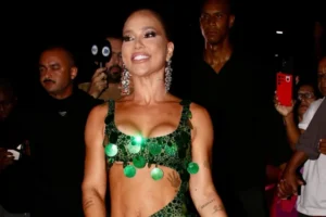 Virgínia se preocupa com fantasia ousada: 'Minha perereca tá aparecendo?'