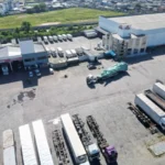 Estátua de 35 metros chega à Havan de Maringá e impressiona moradores