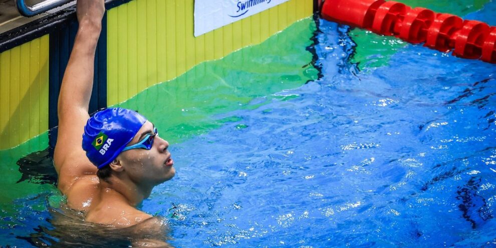 Arthur Xavier é prata nos 100m costas em competição em Barcelona