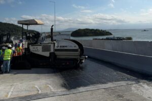 Asfalto-borracha na ponte de Guaratuba reaproveita cerca de 23 mil pneus