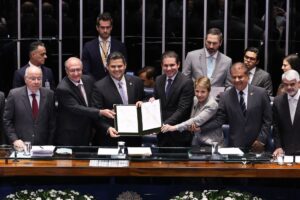 Brasil oficializa acordo com União Europeia que vai zerar tarifas de 90% dos produtos