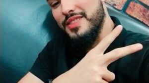 Câmera de segurança registra momento em que criminoso invade barbearia e mata dois em Maringá