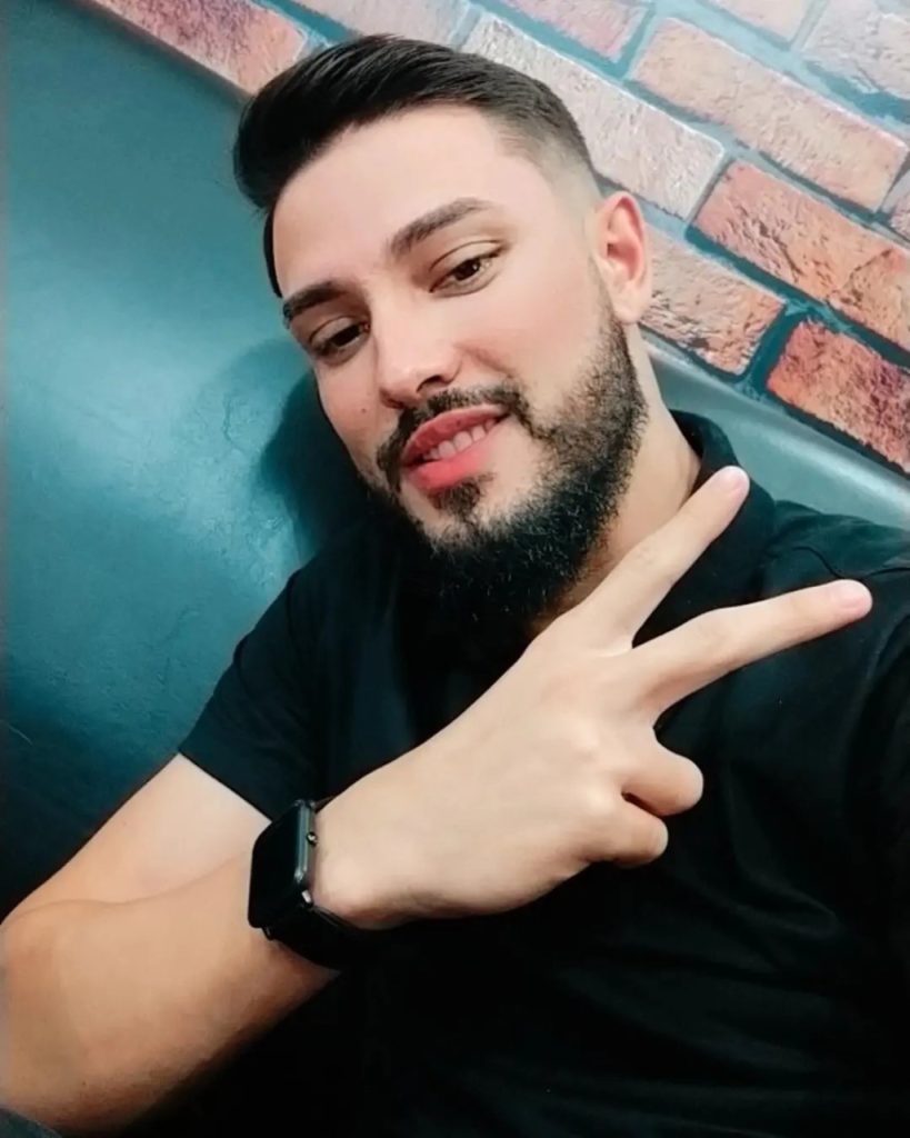 Câmera de segurança registra momento em que criminoso invade barbearia e mata dois em Maringá