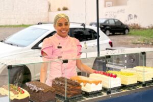 Criadora de bolo de pudim que viralizou nas redes anuncia abertura de fábrica em Maringá