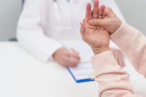 Exame de sangue pode identificar Parkinson até 20 anos antes dos sinais