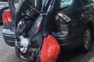 Motociclistas ficam em estado grave após colidirem em carro e serem arremessados contra árvore, em Maringá