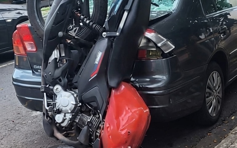 Motociclistas ficam em estado grave após colidirem em carro e serem arremessados contra árvore, em Maringá