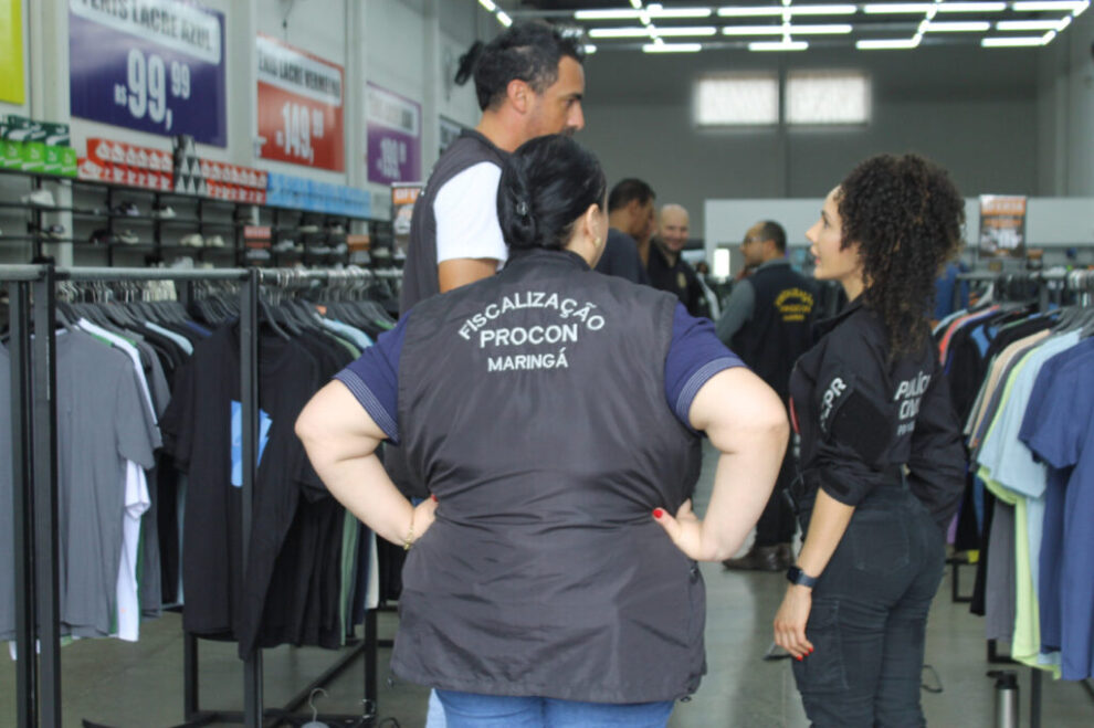 Operação apreende mais de 3,4 mil produtos falsificados em loja de Maringá; duas pessoas foram presas