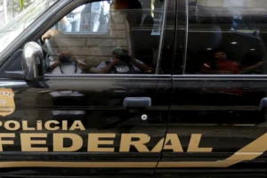 PF faz operação contra fraude no INSS, e Mendonça manda por tornozeleira em deputada do MDB