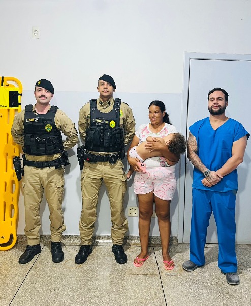 Policiais militares fazem 'manobra de heimlich' e salvam a vida de bebê que estava engasgado