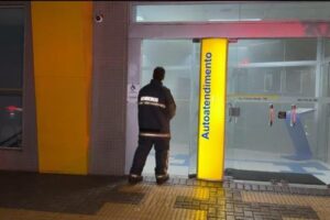 Sistema anti-incêndio é acionado após tentativa de fogo em banco de Maringá