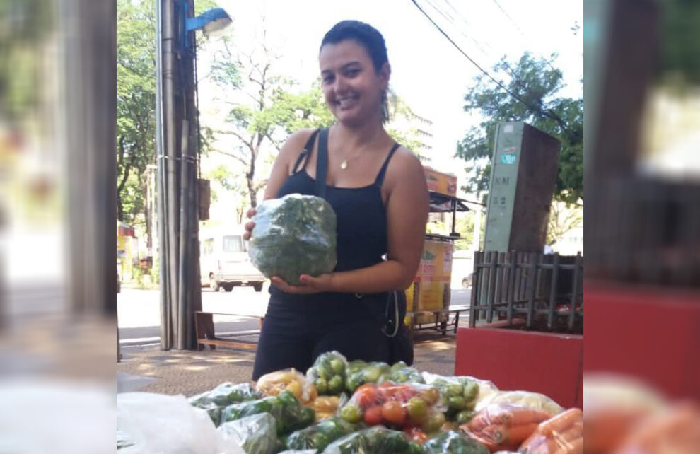 Vendedora de vegetais doa mercadorias após ser impedida de seguir em calçadas do centro de Maringá: "Falam que não é lugar de ambulante"