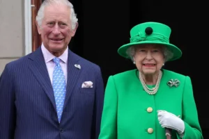 Em homenagem afetuosa, Charles III relembra os 100 anos de Elizabeth II