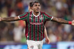 Flu bate Corinthians no Maracanã e assume vice-liderança do Brasileiro