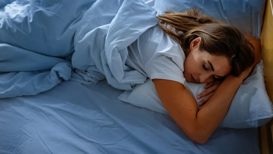 Hábito comum ao dormir pode acelerar o envelhecimento da pele