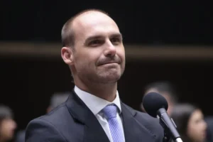 Moraes marca depoimento de Eduardo Bolsonaro em processo no STF