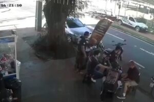 Motorista é flagrado dirigindo sobre ciclovia na Avenida Gastão