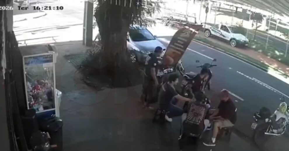 Motorista é flagrado dirigindo sobre ciclovia na Avenida Gastão