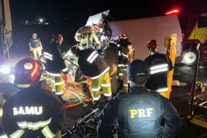 Motorista fica presa às ferragens após van colidir contra bitrem na BR-376 em Mandaguari