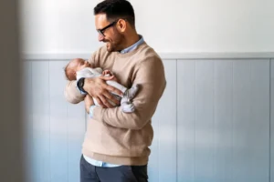 Novos prazos para licença-paternidade valem a partir de 2027; entenda