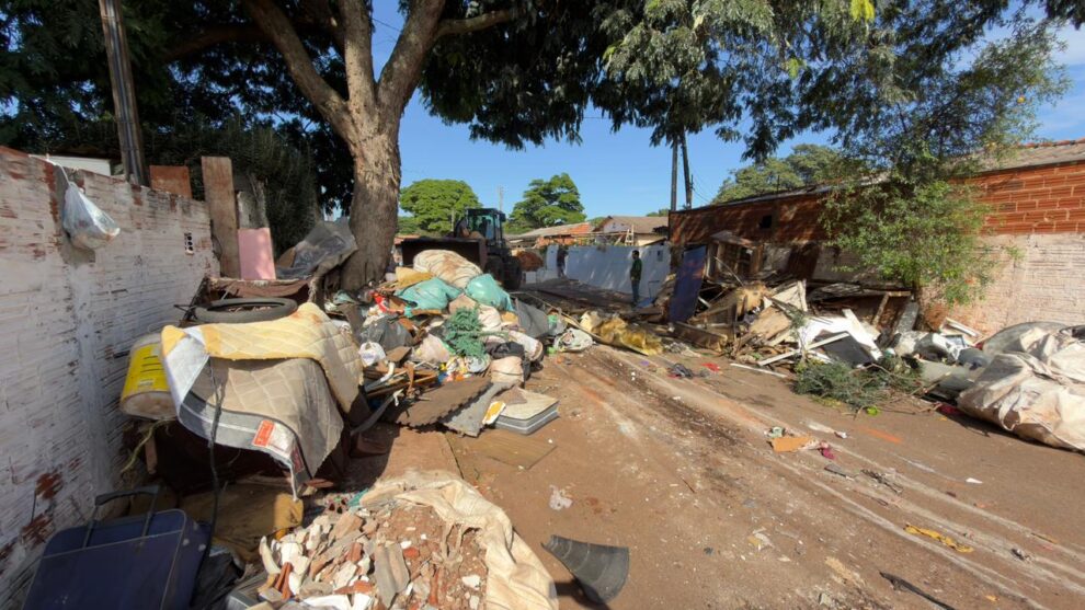 Prefeitura de Sarandi realiza limpeza e aplica multa em imóvel com acúmulo de lixo