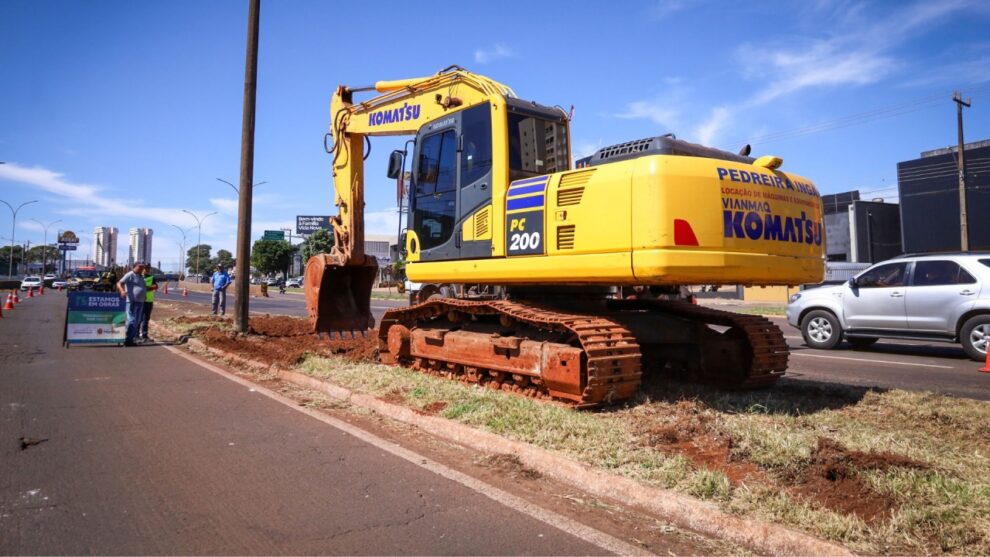 Prefeitura instala barreiras de concreto para evitar travessias irregulares na Avenida Colombo durante Expoingá