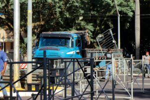 Avenida XV de Novembro com a Getúlio Vargas tem interdição parcial para montagem da estrutura do desfile de aniversário de Maringá