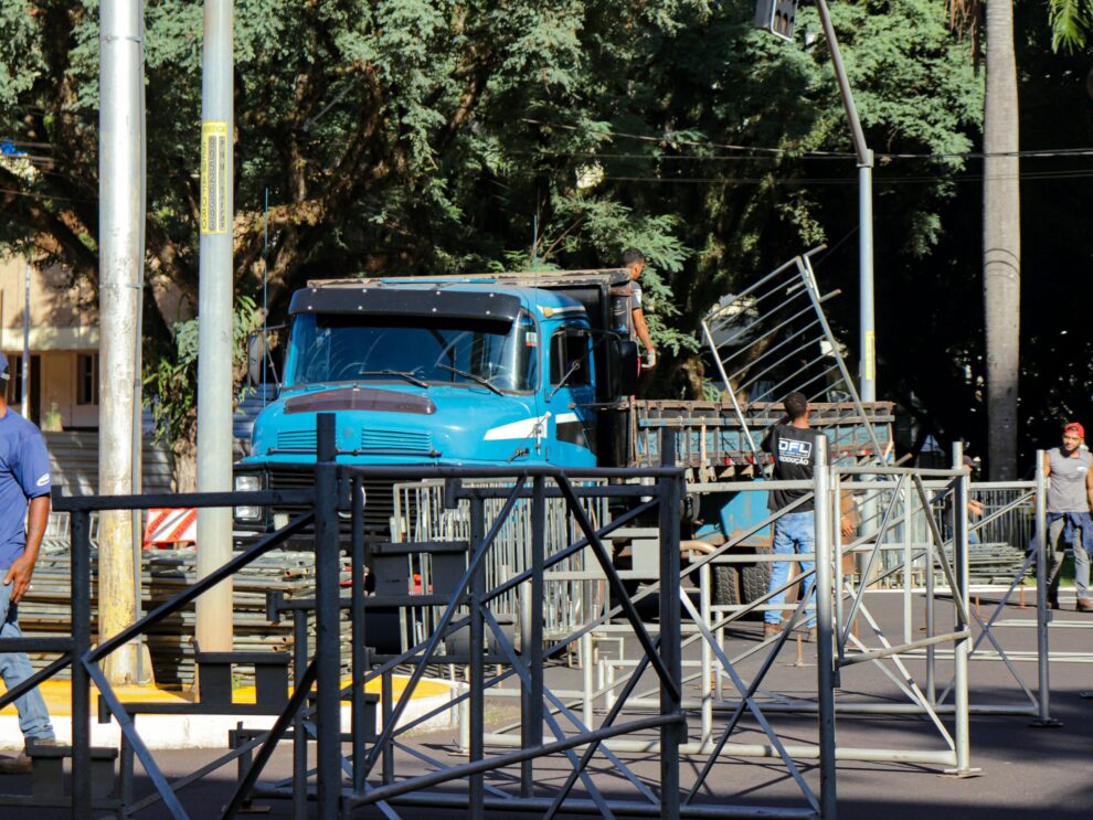 Avenida XV de Novembro com a Getúlio Vargas tem interdição parcial para montagem da estrutura do desfile de aniversário de Maringá
