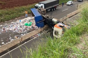 Caminhão carregado de resíduos recicláveis tomba e interdita as duas pistas do Contorno Norte de Maringá