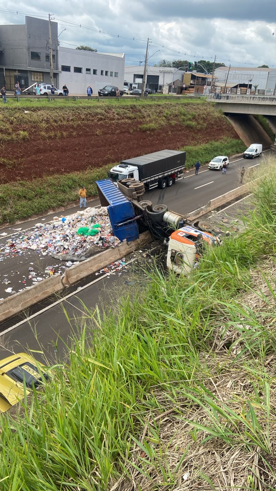 Caminhão carregado de resíduos recicláveis tomba e interdita as duas pistas do Contorno Norte de Maringá