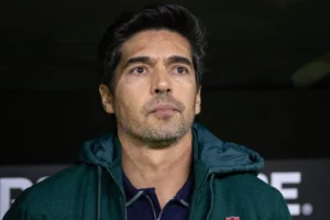 Conmebol abre investigação contra Abel Ferreira por 'caso do dedo do meio'