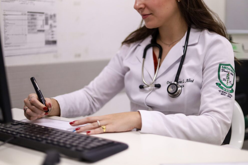 Contratação de 43 novos médicos plantonistas vai reforçar atendimentos de urgência e emergência em Maringá