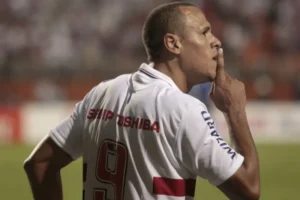Luis Fabiano anuncia pré-candidatura a deputado federal por São Paulo: 'Aceitei o chamado'